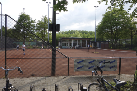 853418 Gezicht op de banen van de Zuilense Tennis Club (ZTC, Amsterdamsestraatweg 1039-1053) te Utrecht.